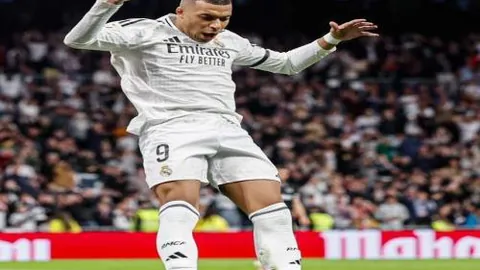 18岁羽坛新星林丹风格崛起，三冠在手，全球焦点！